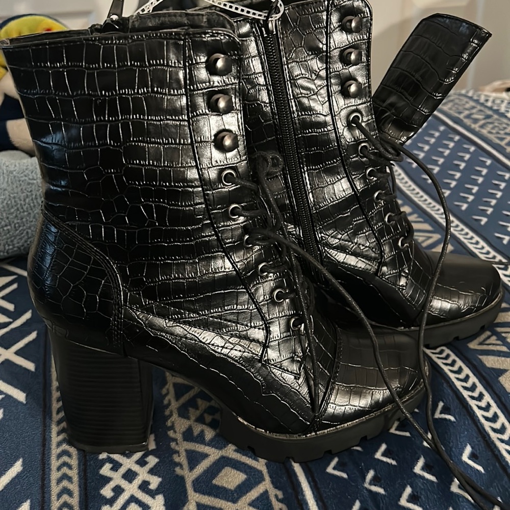 Wild diva boots new